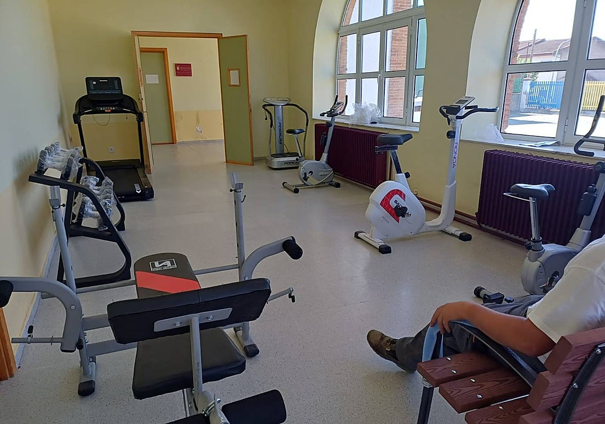 Gimnasio municipal en un anejo del colegio.