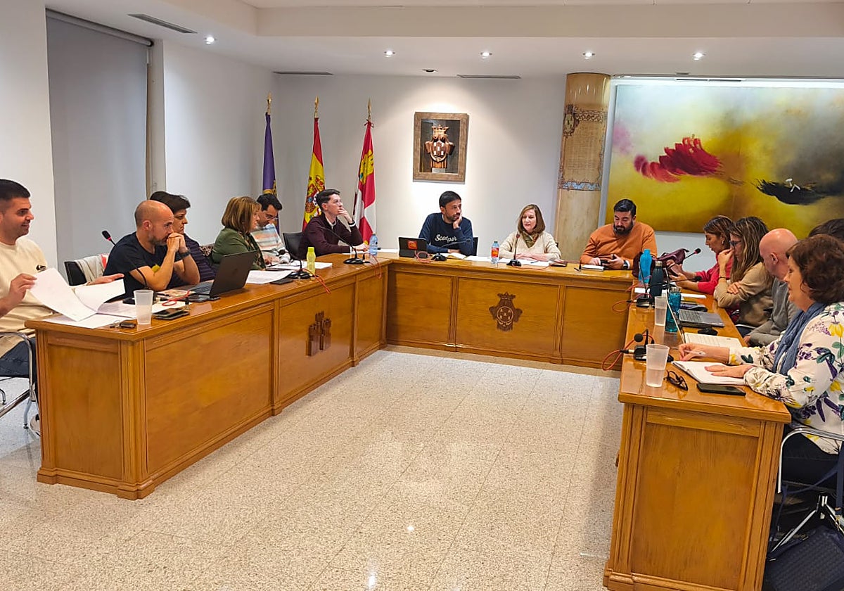 Concejales en el pleno de Peñaranda.