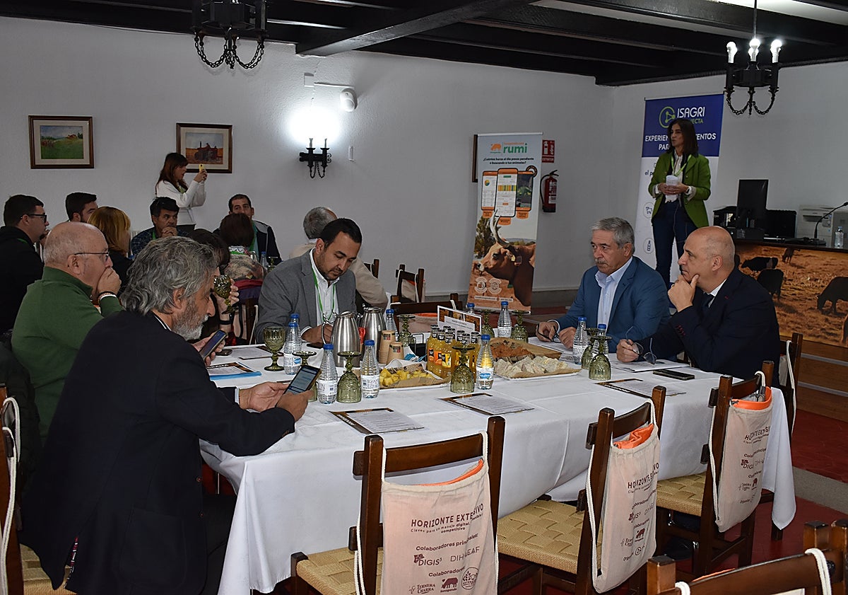 Imagen principal - La Junta apuesta por un campo más competitivo a través de la digitalización y la formación tecnológica