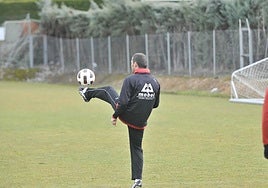 Óscar Cano dando toques a un balón en el campo anexo al Tori, durante su etapa al frente de la UDS.
