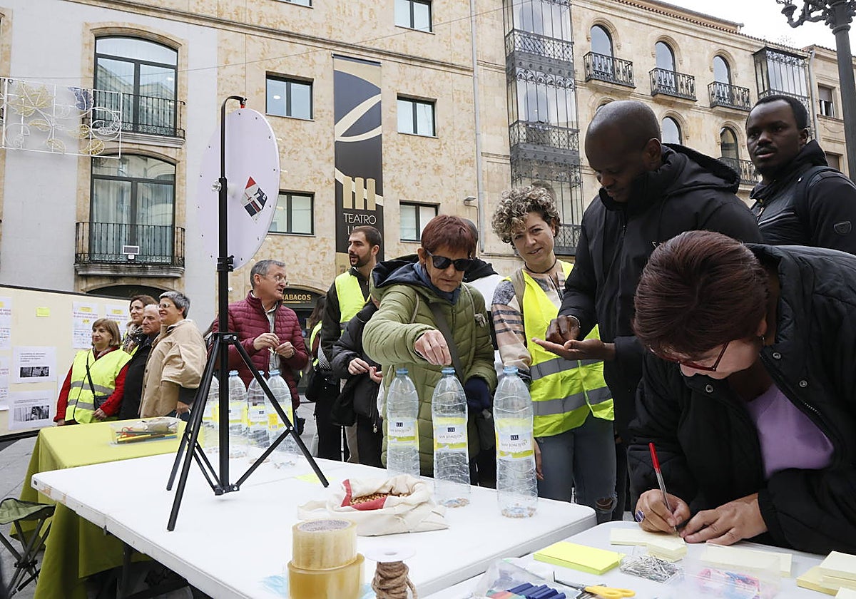 Una de las actividades era visualizar físicamente con garbanzos en botellas las prioridades vitales.