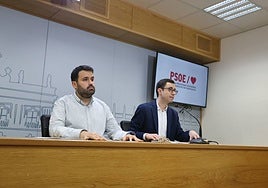 Los concejales socialistas Álvaro Antolín y José Luis Mateos, este martes en el Ayuntamiento.
