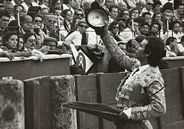 Rafael de Paula pide permiso a la presidencia antes de comenzar una faena en La Glorieta.