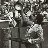 Rafael de Paula pide permiso a la presidencia antes de comenzar una faena en La Glorieta.