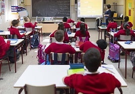 Una profesora dando clase en un colegio.