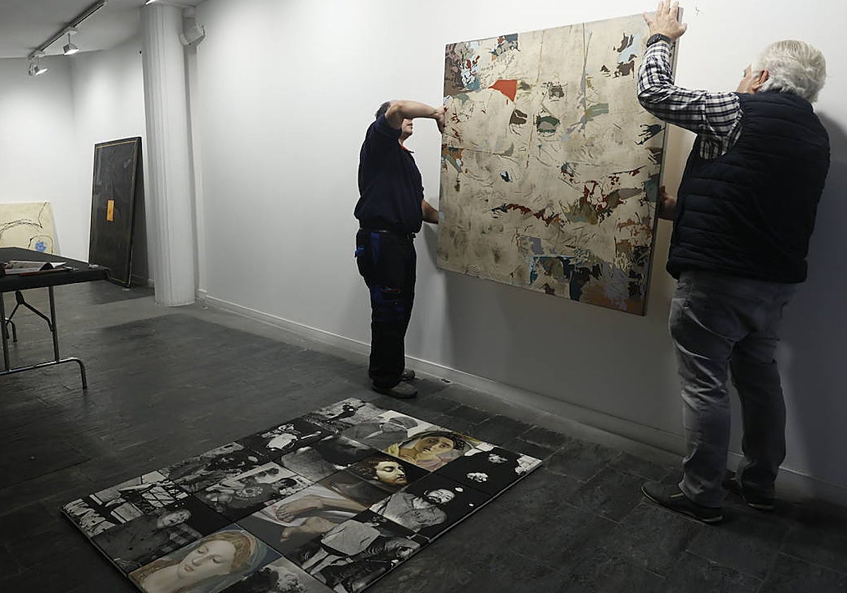 Un momento del montaje de la exposición «Jóvenes Pintores», de la GACETA, en La Salina.