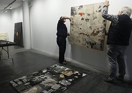Un momento del montaje de la exposición «Jóvenes Pintores», de la GACETA, en La Salina.