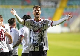 El delantero del Salamanca UDS Javi Delgado celebra su diana frente al Coruxo.
