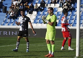 Gorjón, zaguero de Unionistas, y el meta Unai Marino en el último partido en casa del conjunto salmantino frente al Lugo.
