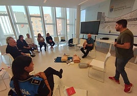 Asistentes al curso para aprender a usar el desfibrilador.