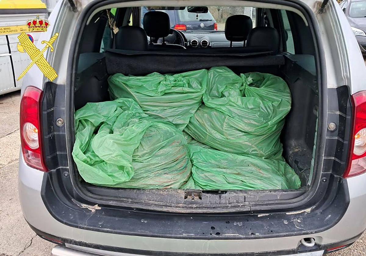 Material que llevada el hombre en el maletero del coche.
