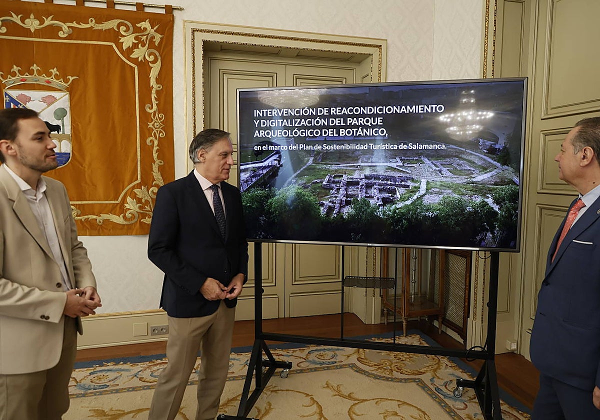 El alcalde, Carlos García Carbayo, con los concejales Ángel Fernández Silva y Fernando Carabias.