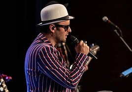 Älex Jimeno, vocalista de Jimenos Band, interpretando canciones de Joaquín Sabina en un concierto.