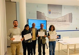 Los ganadores con el concejal de Turismo, Juan Carlos Bueno.