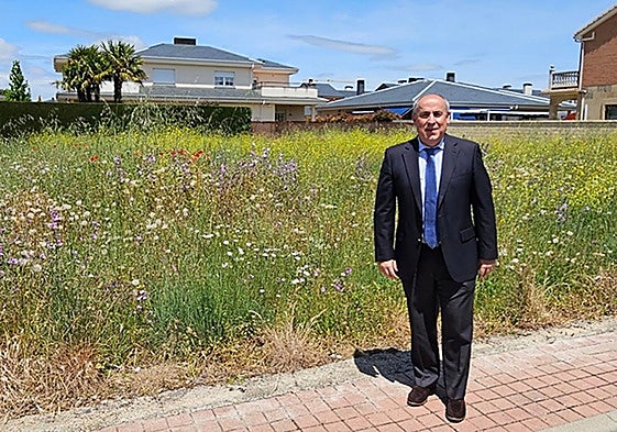 El edil de Urbanismo, Juan José Santos, ante un solar sin limpiar.