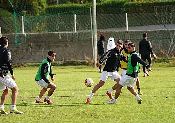 Los jugadores del Salamanca UDS se ejercitan en la mañana de este jueves.