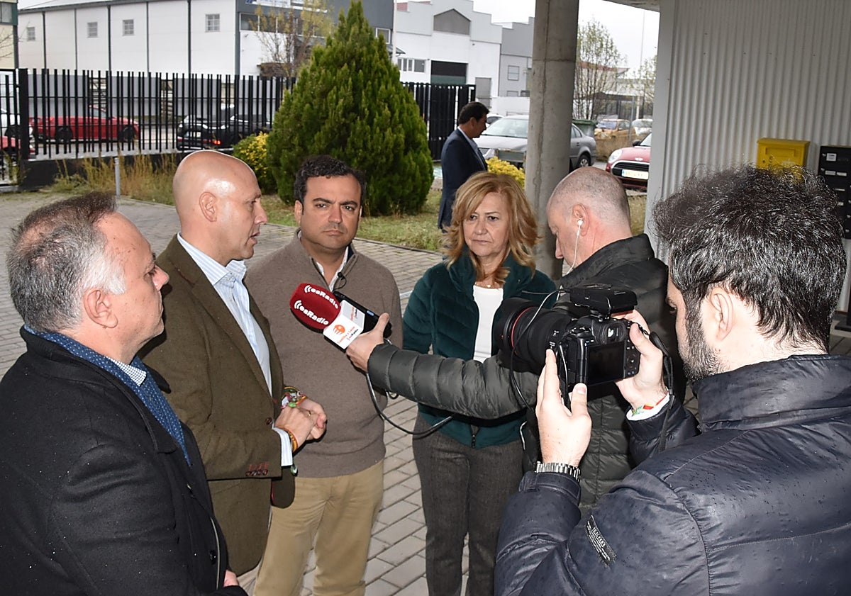 Imagen principal - Vox muestra su apoyo a los productores nacionales en su visita a Béjar