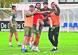 Jota, Pachón y Roldán celebran junto a Juanje su victoria en un juego durante la sesión de trabajo en los anexos al Reina Sofía.