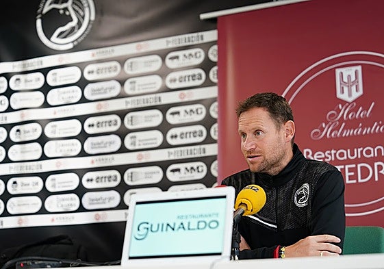 Mario Simón, técnico de Unionistas, en la sala de prensa del Reina Sofía