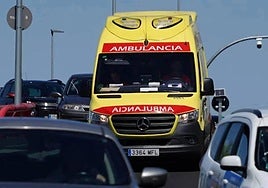 Una ambulancia del Sacyl en carretera en una imagen de recurso.