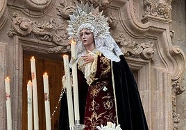 La Virgen de la Caridad, en su rosario.