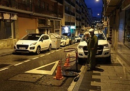 Técnico de Iberdrola, en el punto donde se ha localizado la incidencia.