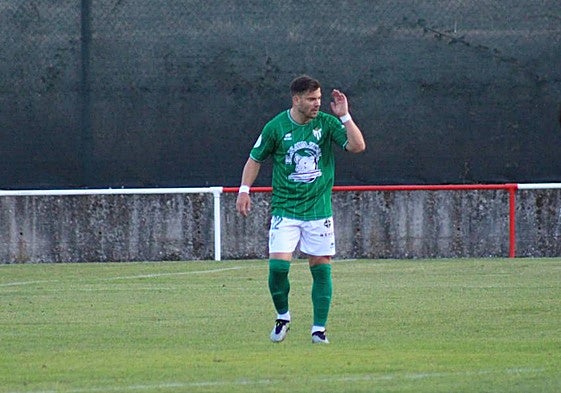 El jugador del CD Guijuelo Kike López en su primer encuentro de la presente campaña ante el Bembibre.