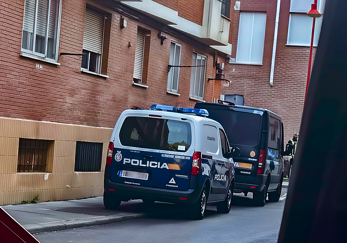 Patrullas de la Policía Nacional durante la redada en Santa Marta.