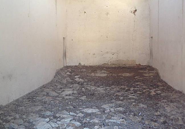 De la pequeña edificación religiosa solo se conservan las cuatro paredes en ruinas, como se puede apreciar en la imagen de la izquierda. Un pequeño altar y un San Fernando se encuentran en la iglesia de Matilla.