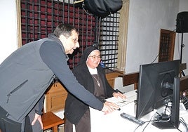 Rafael Rodríguez y la Madre Superiora, Madgalena Hernández, preparando la proyección.