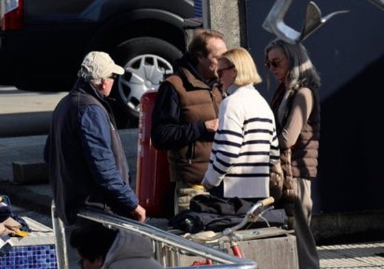 Don Juan Carlos junto a sus sobrinos, Alfonso y María Zurita, en Sanxenxo.