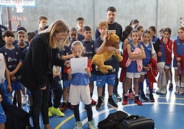 Almudena Parres ayuda a una joven deportista a leer el manifesto