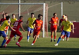 Imagen del partido en el San Casto entre el Santa Marta y el Atlético Mansillés.