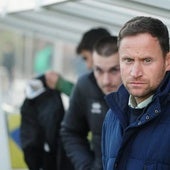 Mario Simón en su área técnica durante el choque de este sábado frente al Pontevedra.
