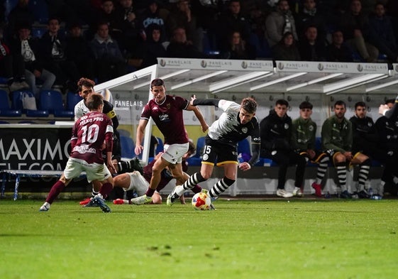 Gastón Valles en una acción de ataque de Unionistas durante el choque de este sábado frente al Pontevedra.
