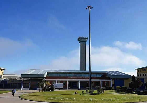 Fachada principal de la prisión de Topas.