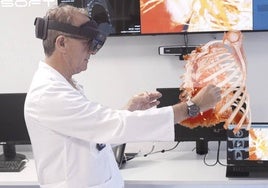 El cirujano Marcelo Jiménez estudia el 'holograma' de una caja torácica a través de las gafas de realidad aumentada.