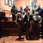 El alcalde Marcos Iglesias y la edil Belén Barco junto a los familiares y un retrato del arquitecto