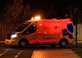Una ambulancia de noche, en una foto de archivo.