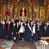 Imagen de integrantes de la asociación de Amigos de la Capa, esta mañana de domingo en el santuario de la Virgen del Castañar.