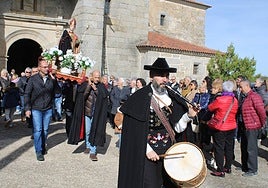 Salida de la imagen de San Martín de Tours en procesión.