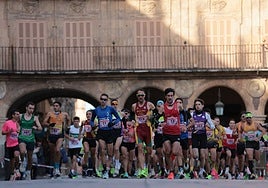 Primeros metros de la carrera competitiva en la Plaza Mayor.