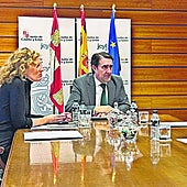 El consejero Juan Carlos Suárez-Quiñones, la directora general de Vivienda, María Pardo y representantes vecinales de Arroyovereda.