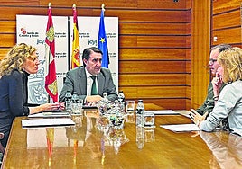 El consejero Juan Carlos Suárez-Quiñones, la directora general de Vivienda, María Pardo y representantes vecinales de Arroyovereda.