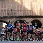 Primeros metros de la carrera competitiva en la Plaza Mayor.
