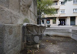 La pila en forma de concha de la fuente de Salesas, este lunes tras su reparación.