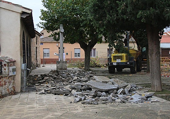 Inicio de la obra de la plaza de Santa Bárbara en Aldeatejada.