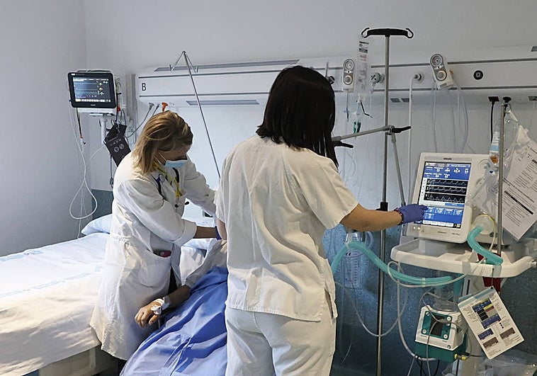 Personal sanitario atiende a un paciente de Neumología.