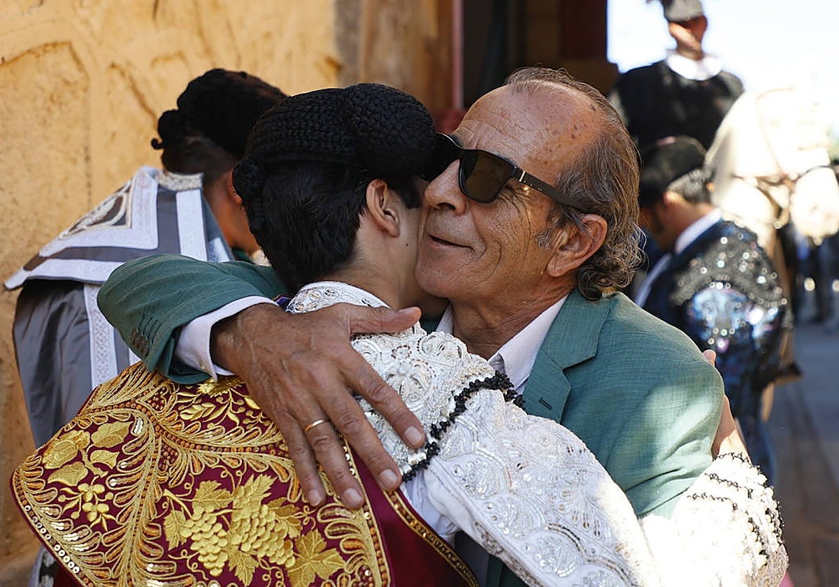 Luis Miguel Villalpando y Marco Pérez se abrazan en el patio de cuadrillas de La Glorieta.