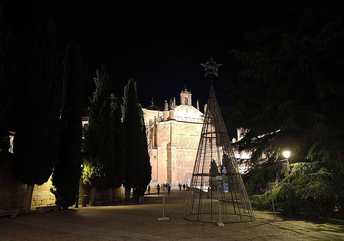 El primer árbol de la Navidad 2025 instalado en el centro, en las inmediaciones del Convento de San Esteban.